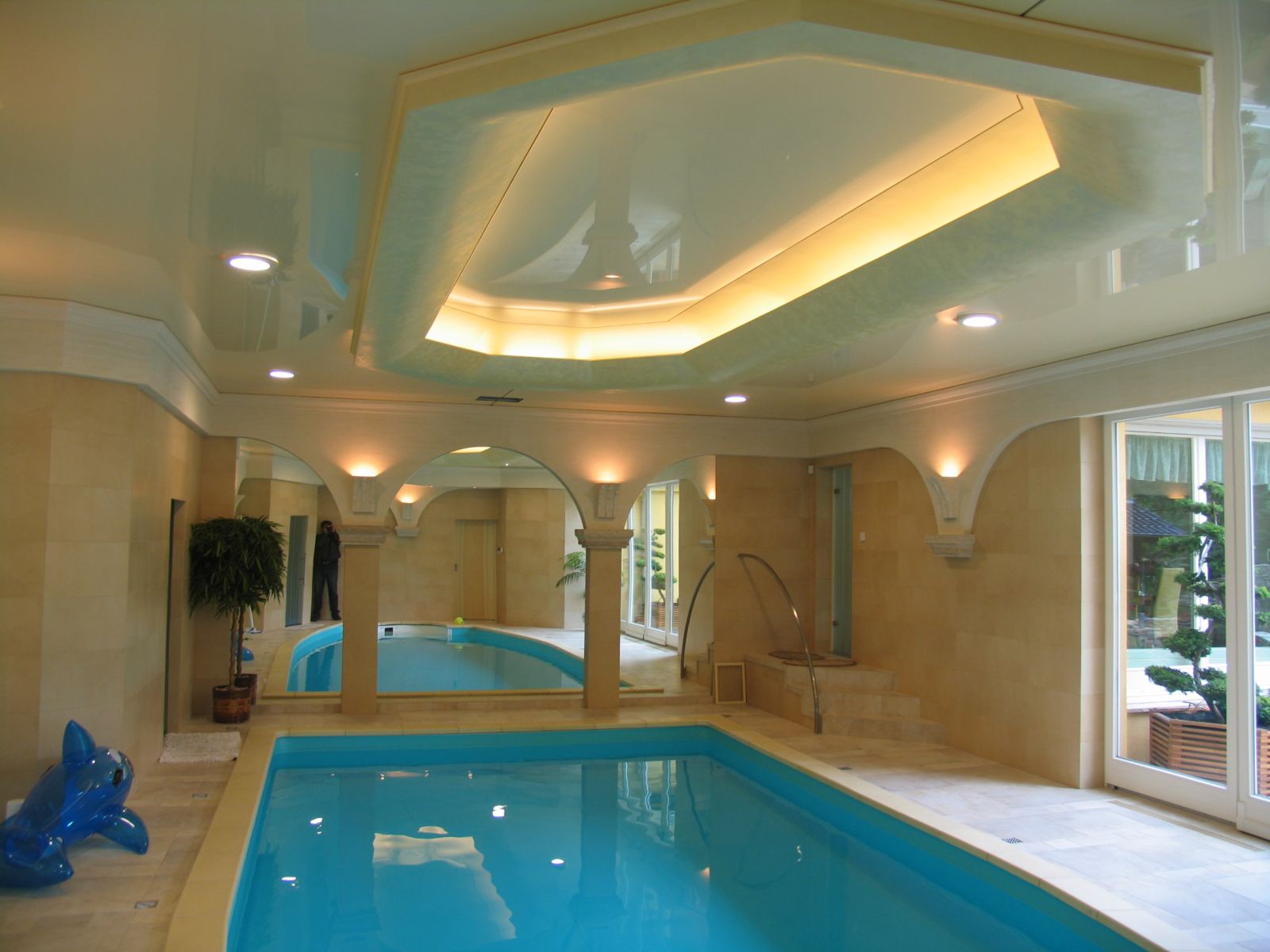 Потолки в бассейн